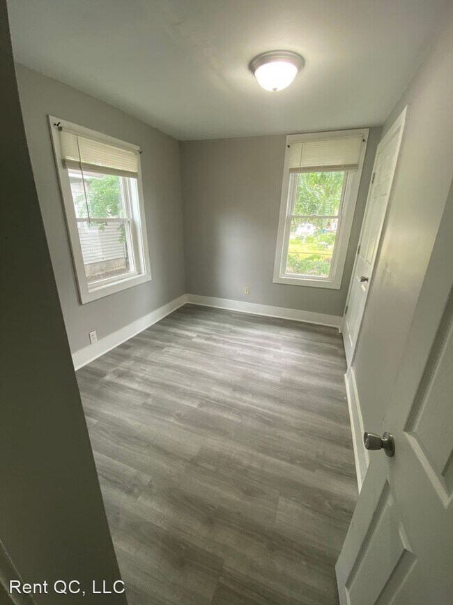 Building Photo - 5 br, 1.5 bath House - 207 E Locust Street