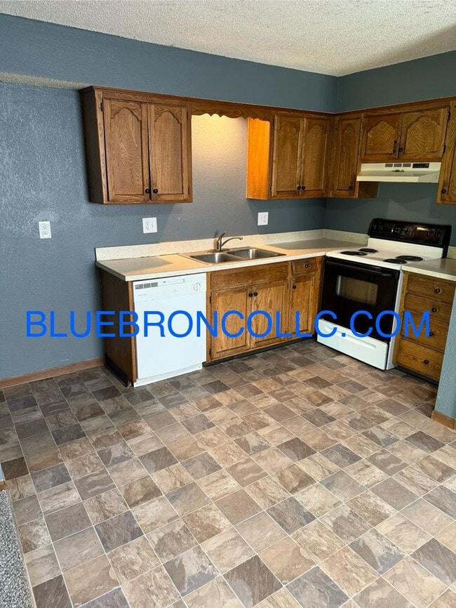 Building Photo - Spacious 3 BR Townhome—New Carpet & Paint—...