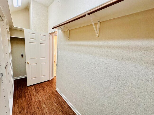 Building Photo - 6514 Clairmont Dr