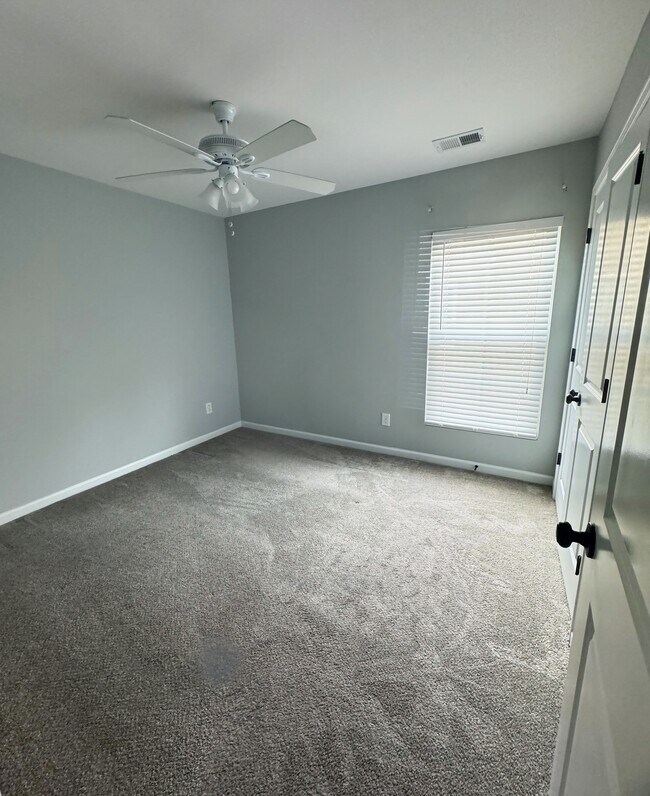 Building Photo - 1545 Oldenburg Dr