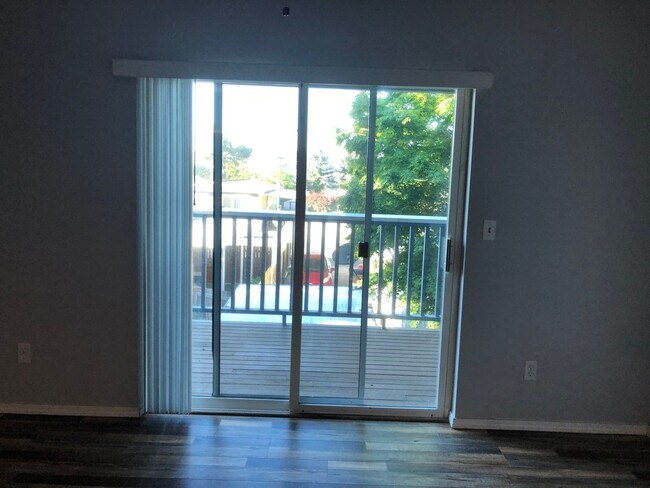 Building Photo - ***PENDING APPLICATION***Modern and spacious 2 bedroom condo with bonus room!