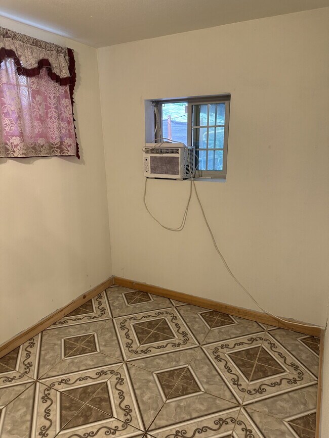 Building Photo - Classic Denver Home: 3 Beds, Updated Kitch...