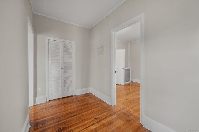 Building Photo - 245 Willetts Ave