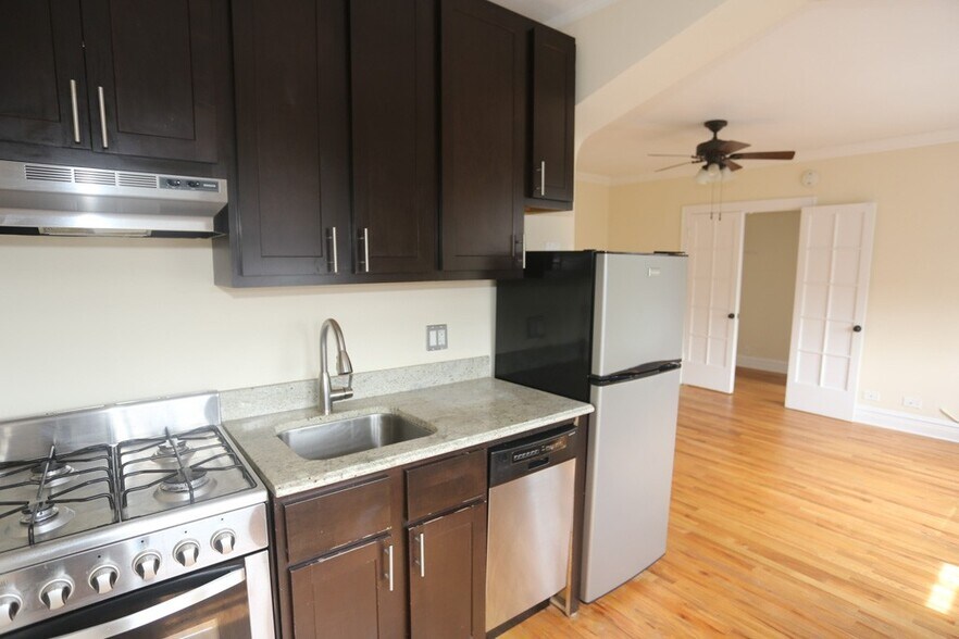 Building Photo - 4725 N Hermitage Ave