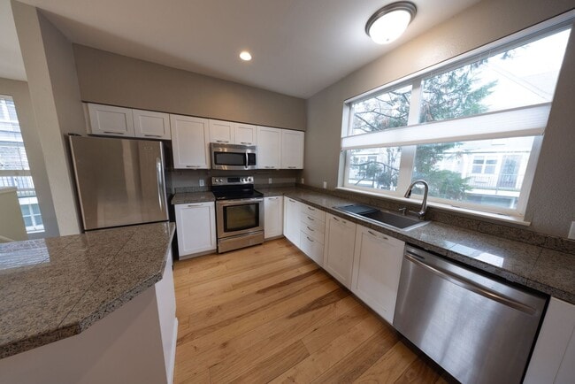 Building Photo - Townhome-Style Condo at Columbia Shores - 3 Bedroom