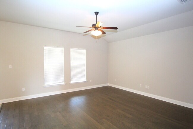 Building Photo - Spacious 3-Bedroom, 2-Bath Brick Home in N...
