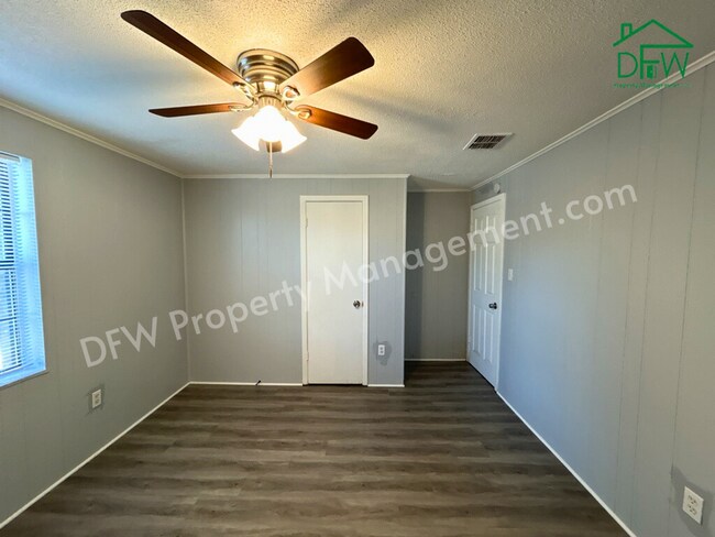 Building Photo - Charming 2-Bedroom Upstairs Apartment in Irving – Convenient Location, Fenced Yard, and More!