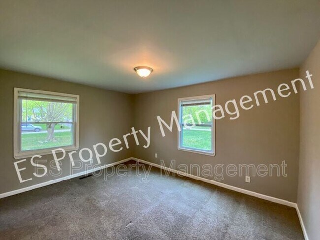 Building Photo - 8070 Chiltern Dr