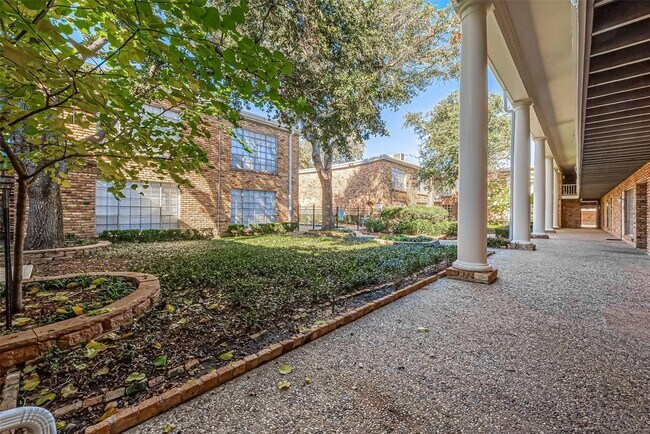 Building Photo - 2201 Fountain View Dr