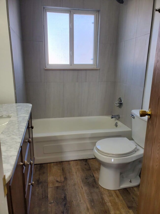 Building Photo - Townhome (end unit) with 2 bedrooms, 1.5 bath