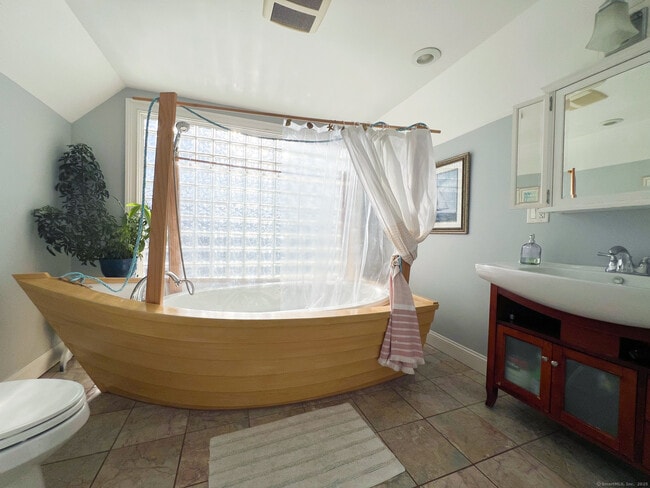 Building Photo - 712 E Broadway