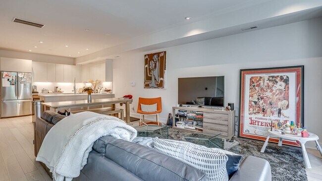 Building Photo - Luxurious Living in NW DC!