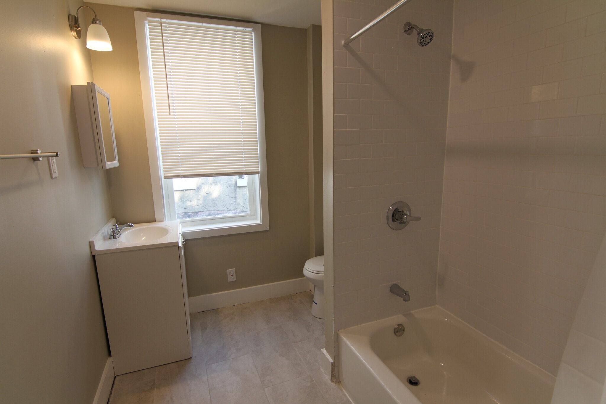 Building Photo - 1631 Dyre St