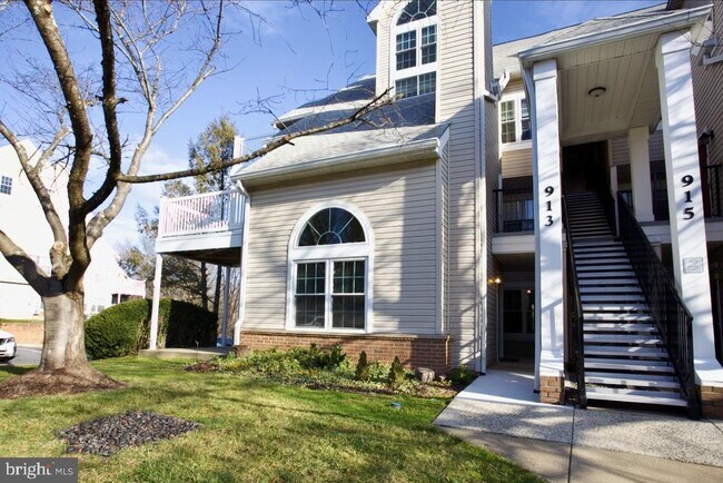 Building Photo - 913 Hillside Lake Terrace