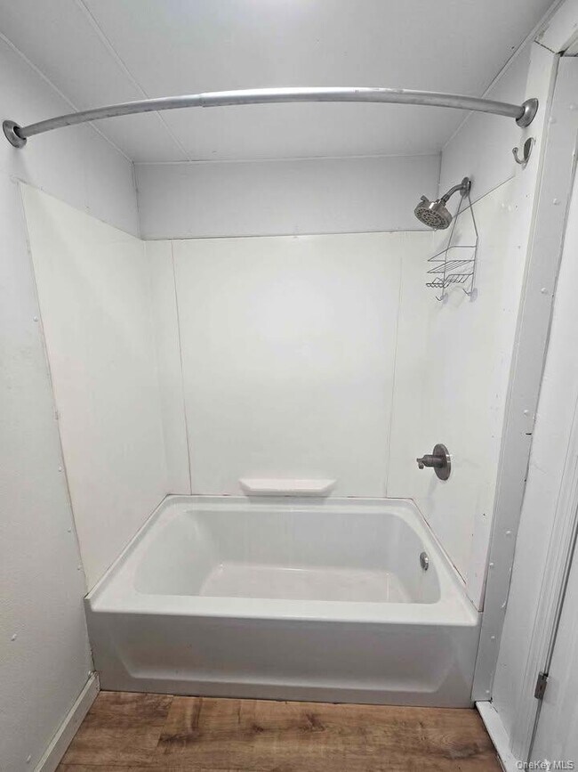 Building Photo - 993 N Quaker Ln