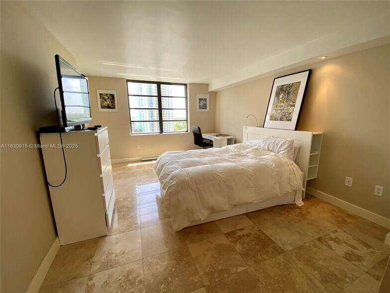 Building Photo - 2333 Brickell Ave