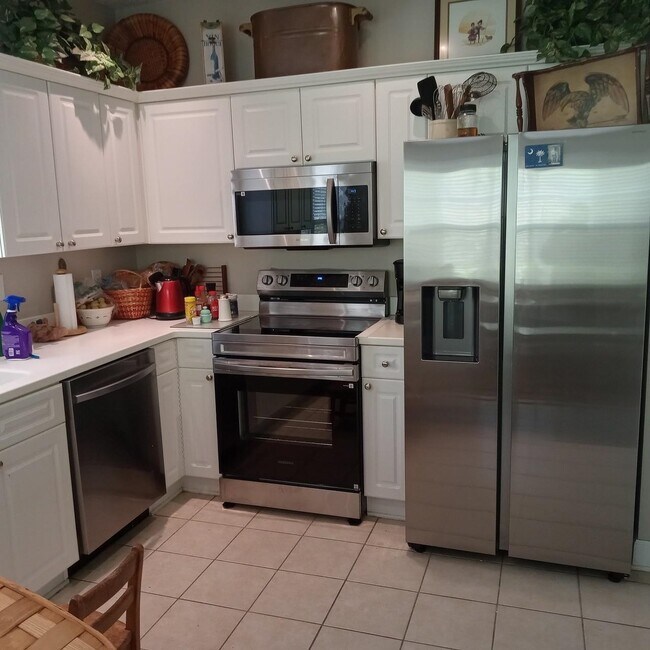 Building Photo - 5650 Barefoot Resort Bridge Rd