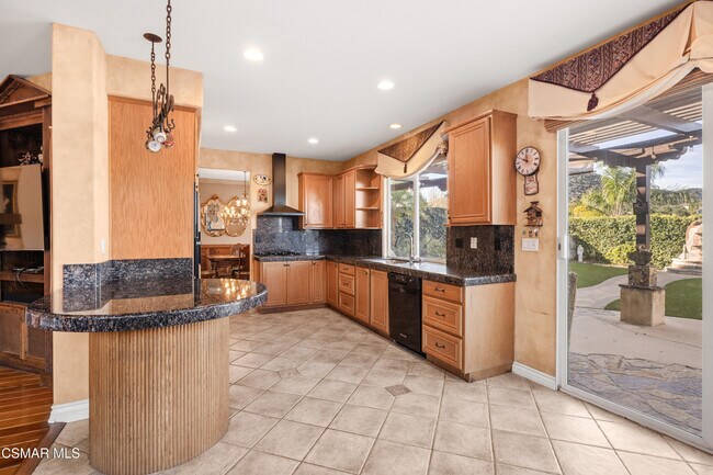 Building Photo - 615 Camino Del Lago