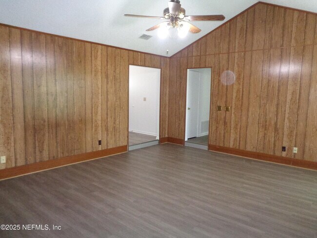 Building Photo - 812 Maplewood Ln
