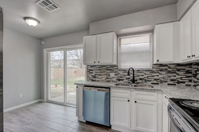 Building Photo - This Cute and Cozy 4 Bed, 2 Bath Home is Available now!!