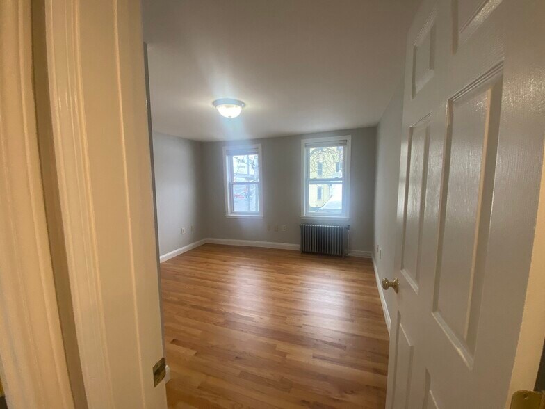 Building Photo - 114 Magazine St