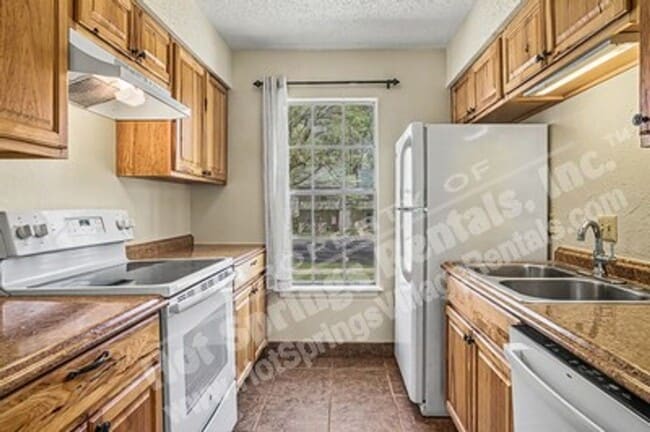 Building Photo - Two-Level Townhome in DeSoto Courts