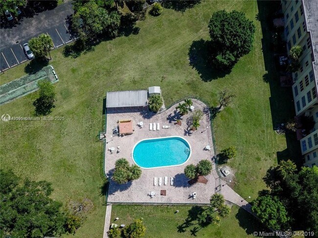 Building Photo - 443 NE 195th St