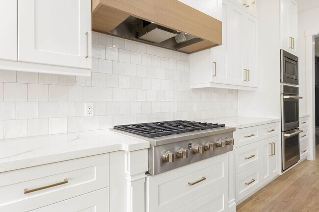 Building Photo - 6 bedroom with RV Garage and Hot Tub