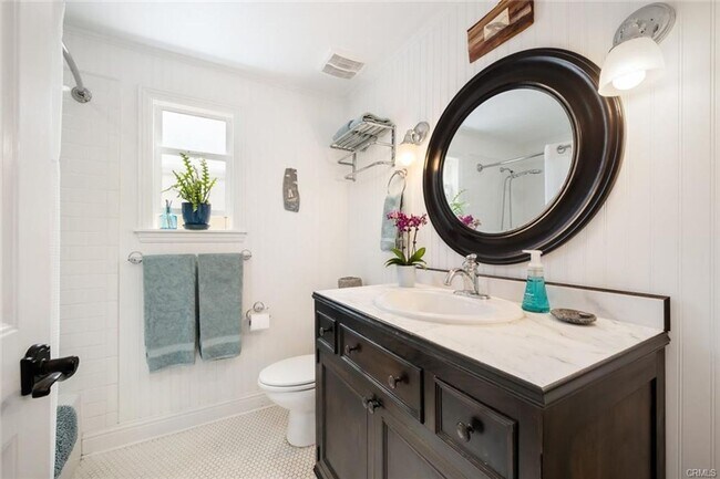 Building Photo - Pet Friendly 3bd/2ba House w/ Two Car Garage and CLOSE to Laguna Middle School
