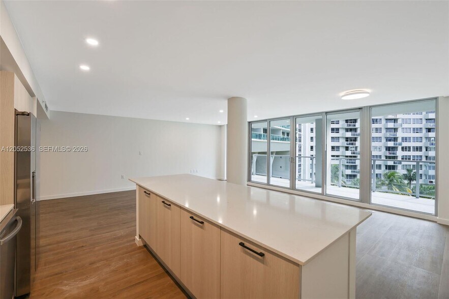 Building Photo - 1500 Bay Dr