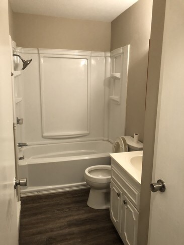 hallway bathroom - 3087 Meadowview Dr