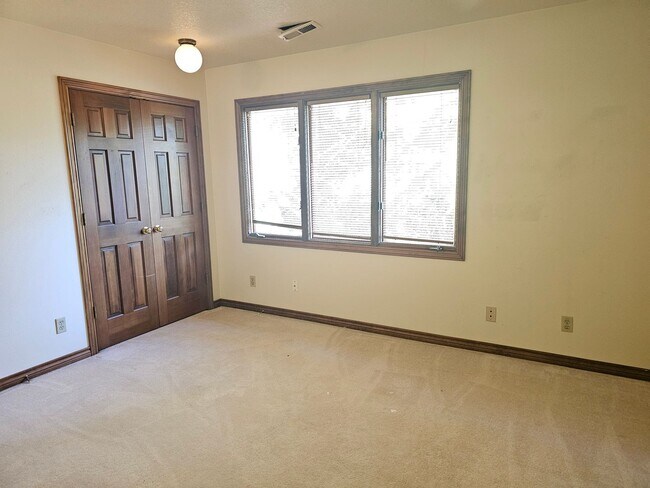 Building Photo - TRADITIONAL HOME IN PALISADES NEIGHBORHOOD...