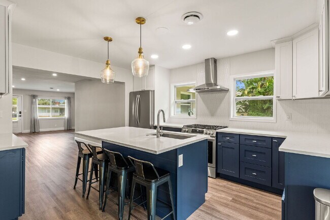 Building Photo - Charming 4-Bed with 2 Full Baths and Large...