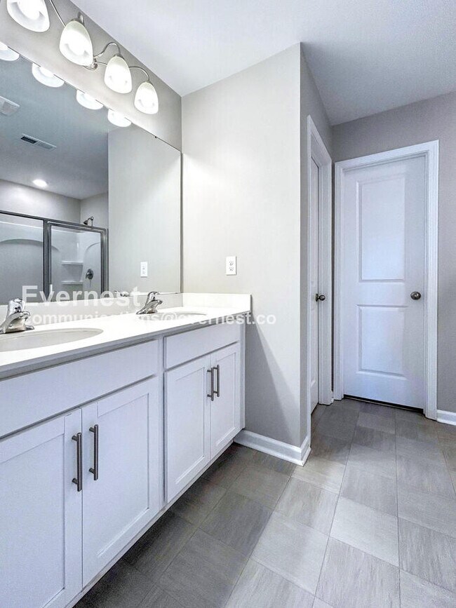 Building Photo - 160 Cherry Birch St