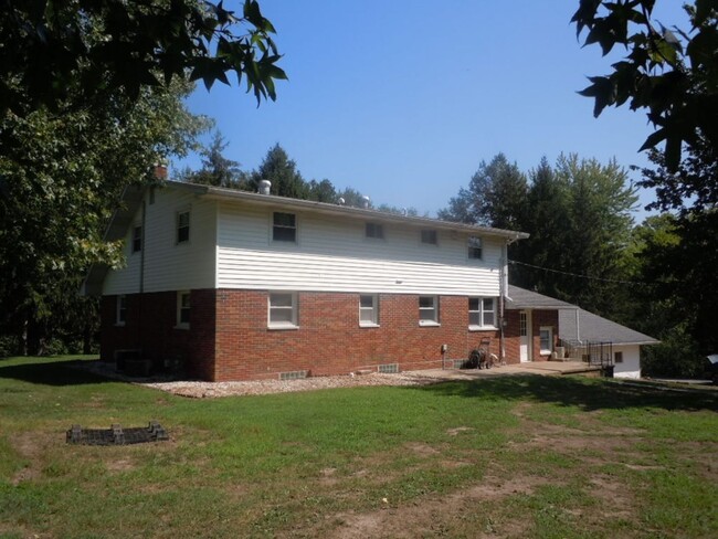 Building Photo - 4 Bedroom 3 Bath Home on Over an Acre!!