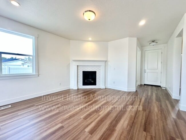 Building Photo - Beautiful 1 year old home available now!