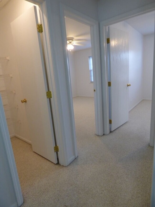 Building Photo - Beautiful 2 bd 1 1/2 ba as soon as July 1 move-in. Great Vernon Hills location!