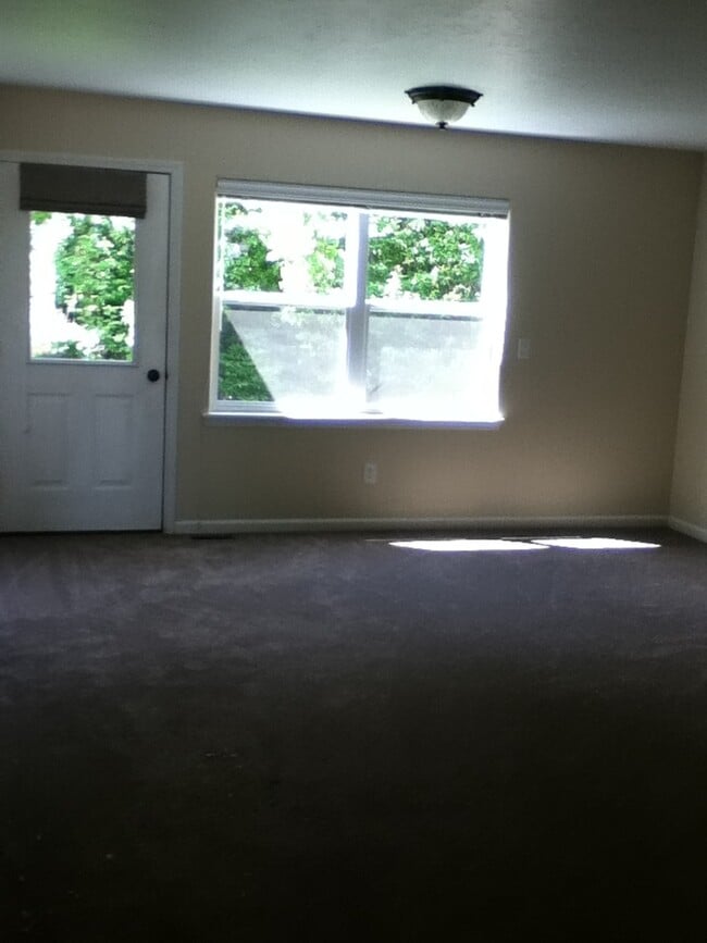 Building Photo - 4 Bedroom 2 Bathroom House - Close to MSU Campus