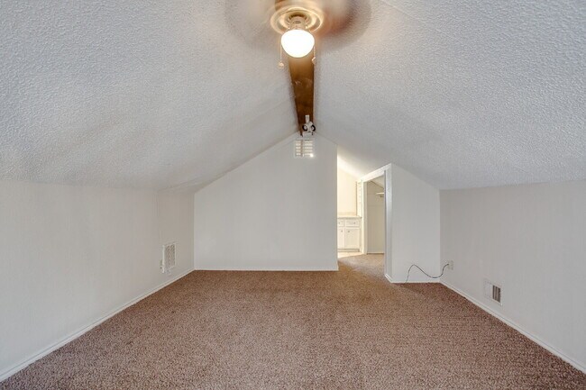 Building Photo - MOVE IN SPECIAL! 3/2 Close to Tech