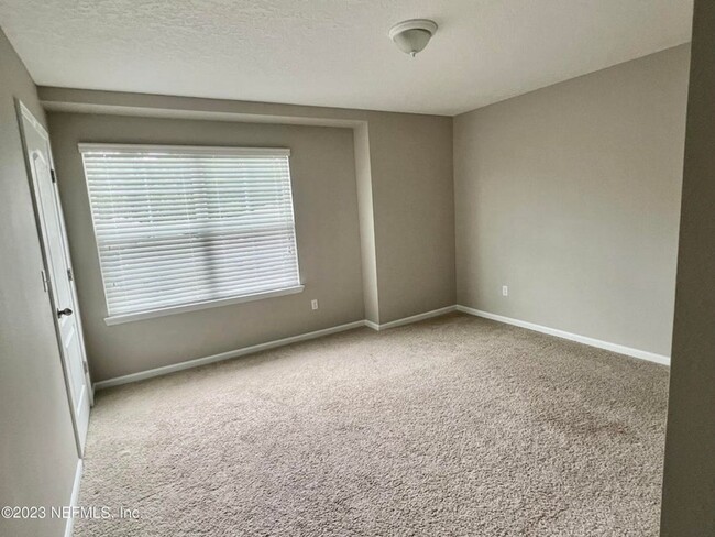 Building Photo - Large 4 bedroom home