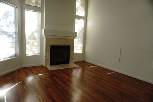 Building Photo - BEAUTIFUL 2BD/2BA CONDO W/DEN 1ST FLOOR UNIT