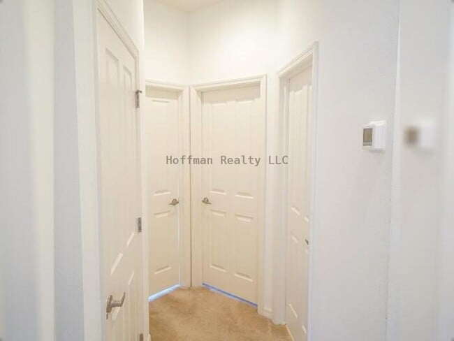 Building Photo - 3 Bed, 2.5 Bath two story townhome in High...