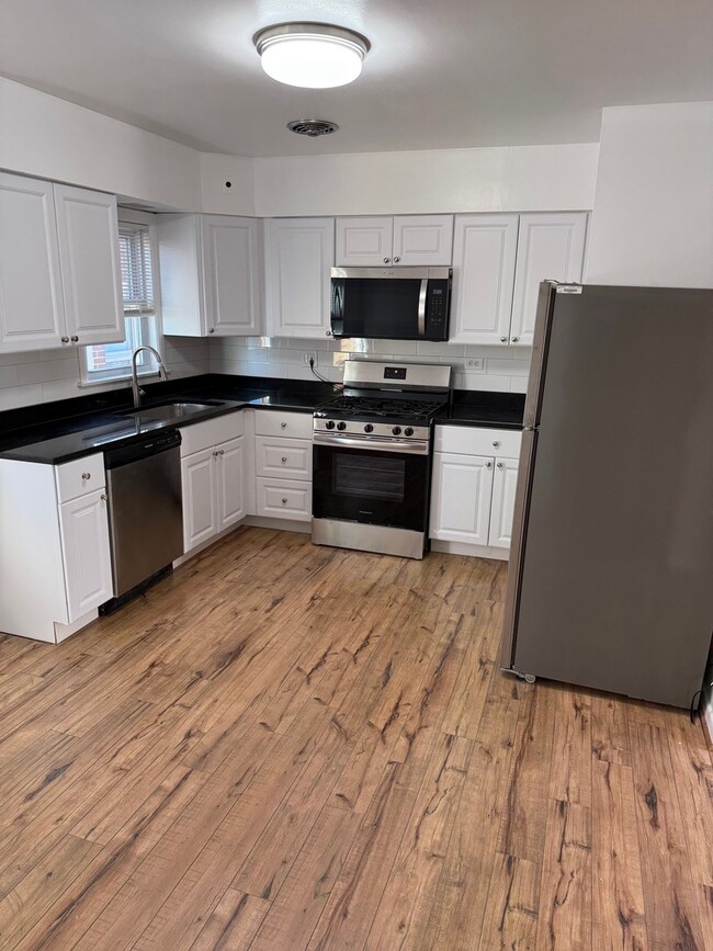 Building Photo - 511 Summit Ave