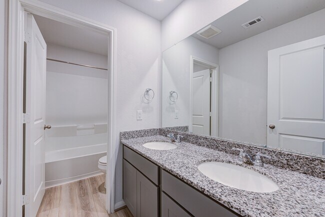 Building Photo - 18831 Glenwood Chase Ct