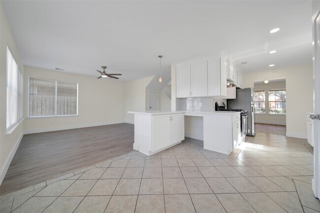 Building Photo - 5303 Bay Pines Dr