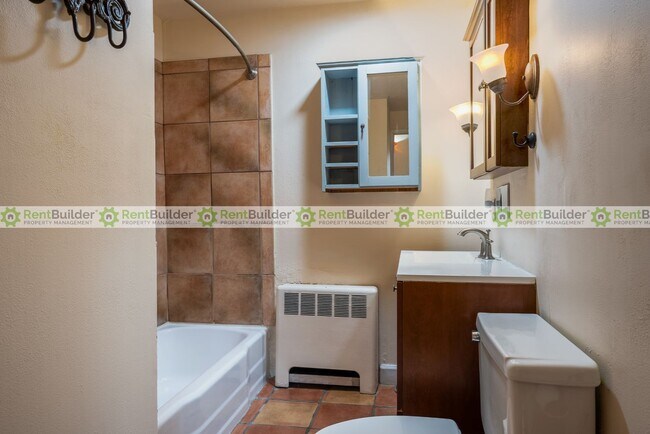 Building Photo - 1301 Alvarado Dr NE