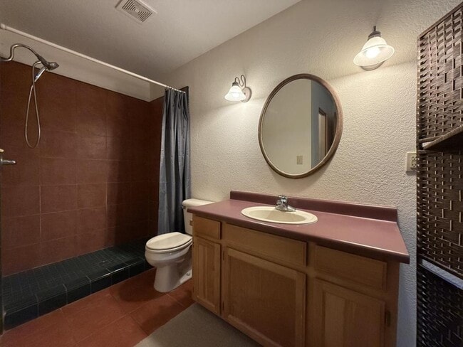 Building Photo - 300 Colonial Dr