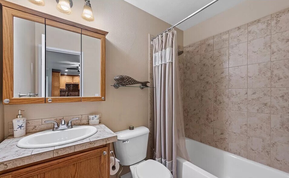 bathroom 2 - 860 W Moorhead Cir