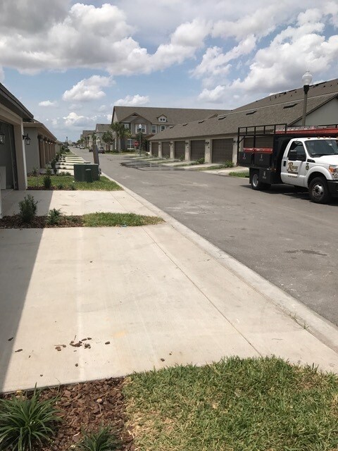 Building Photo - 3 bedroom and 2 bathrooms townhome