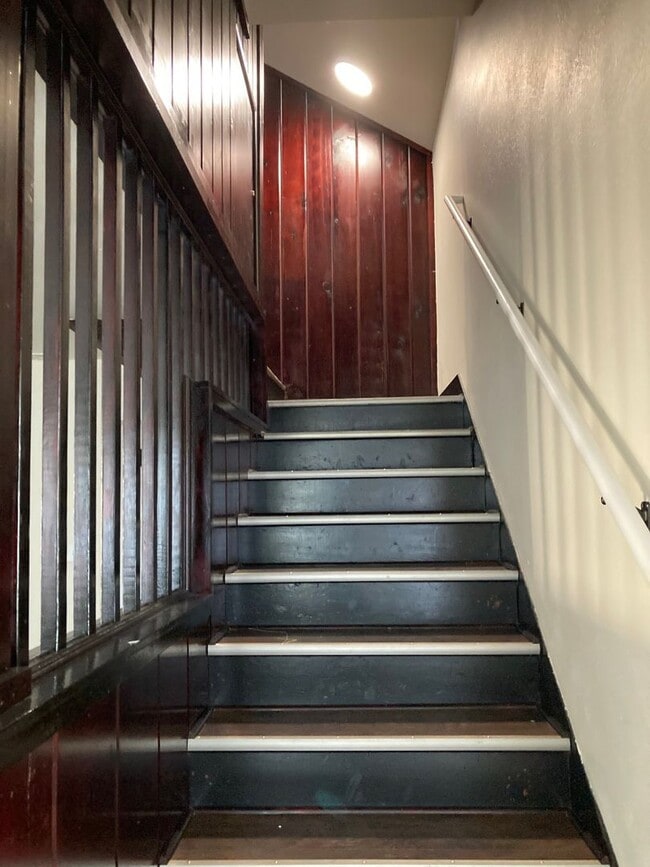 Building Photo - Spacious Multi-Level Apartment in the Hear...